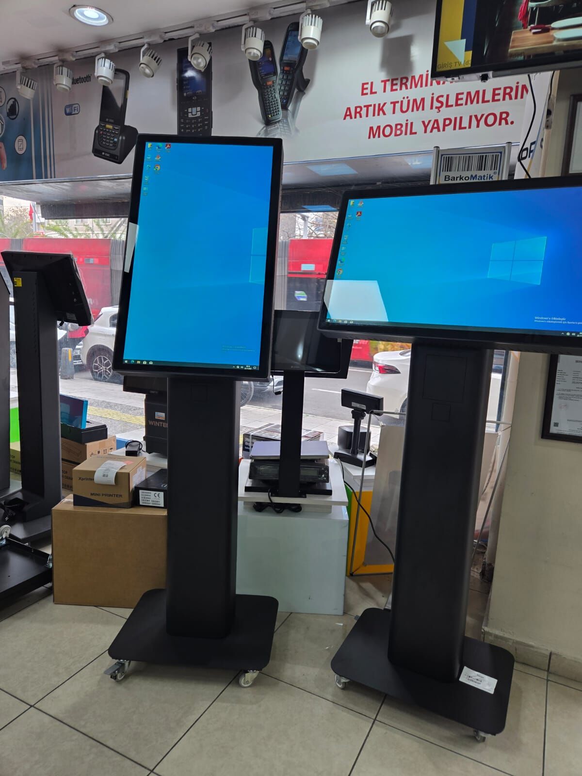 TAZGA KSK-3200 32'' ENDÜSTRİYEL KİOSK I5 8 GB RAM 256 GB NVME SSD Wİ-Fİ YATAY